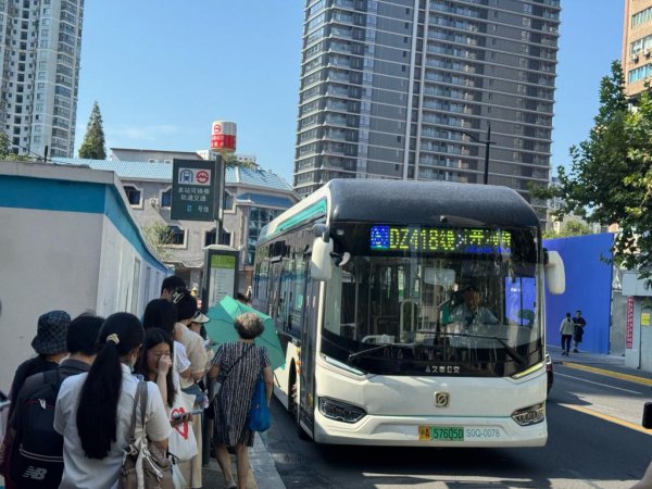 点石策略 开通首日就排队，上海黄浦这条金融定制公交线路为何这么火？