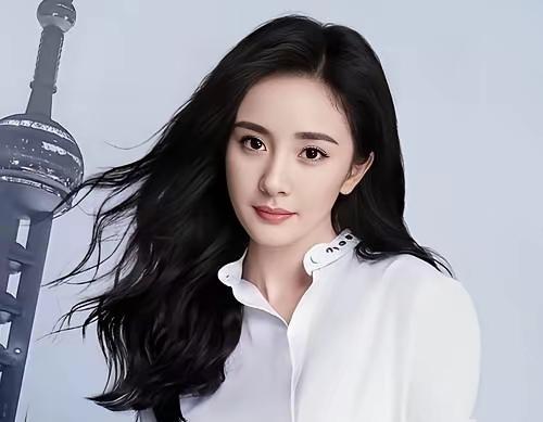 中鼎策略 杨幂：荧幕经典，时尚标杆，活成自己的女王。